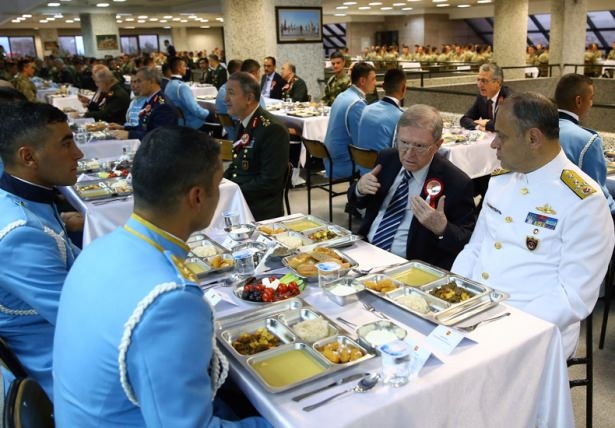 Erdoğan askerlerle iftar yaptı 5