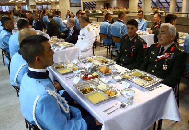 Erdoğan askerlerle iftar yaptı 6