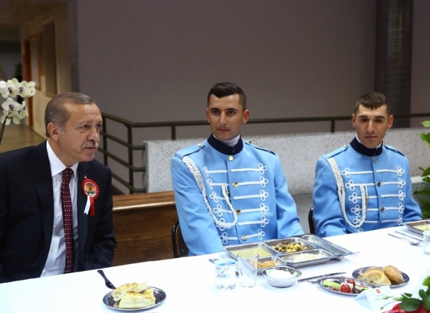 Erdoğan askerlerle iftar yaptı 8