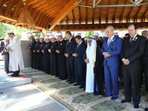 Davutoğlu kurbanların tabutlarını taşıdı