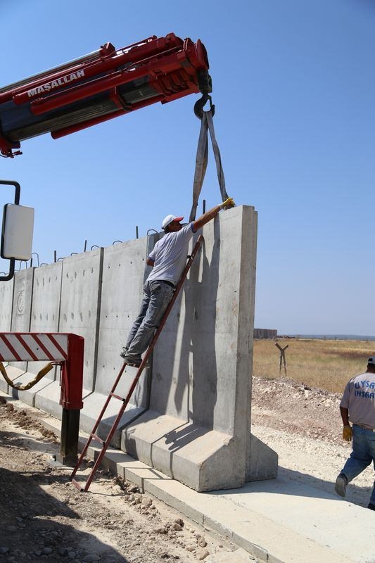 Suriye sınırına 3 metrelik beton duvar 1
