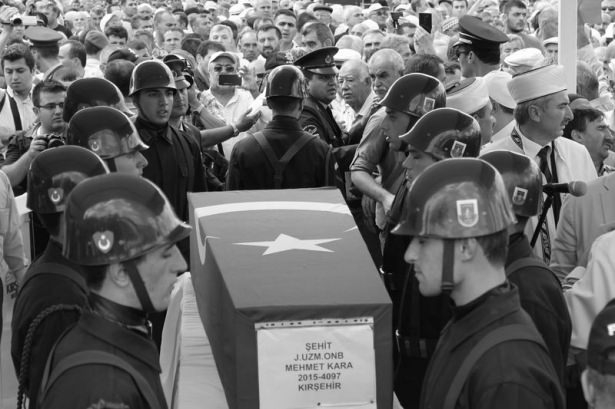 Şehit cenazesi öncesi gerginlik 13