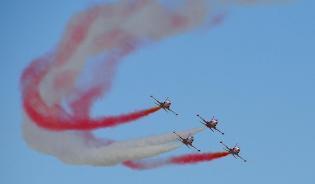 Türk Yıldızlarının gösteri uçuşu nefes kesti 1