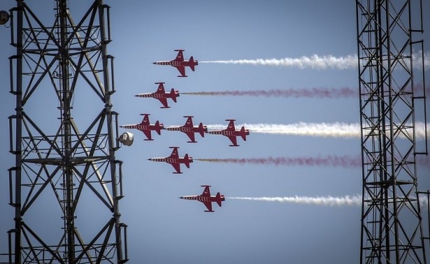Türk Yıldızlarının gösteri uçuşu nefes kesti 11