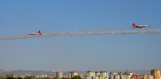 Türk Yıldızlarının gösteri uçuşu nefes kesti 15