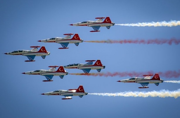 Türk Yıldızlarının gösteri uçuşu nefes kesti 16