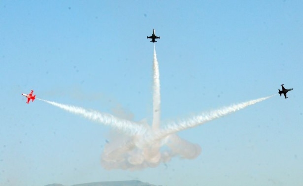 Türk Yıldızlarının gösteri uçuşu nefes kesti 17