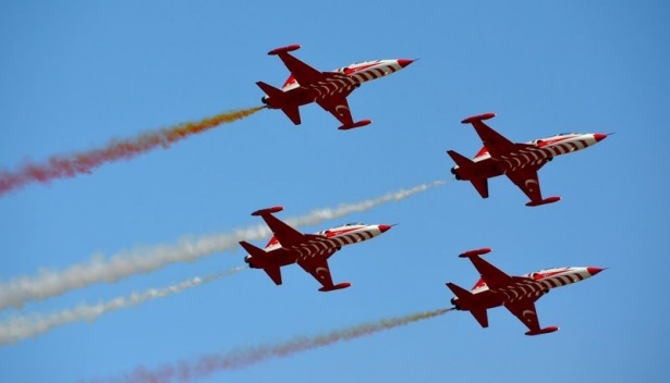 Türk Yıldızlarının gösteri uçuşu nefes kesti 2