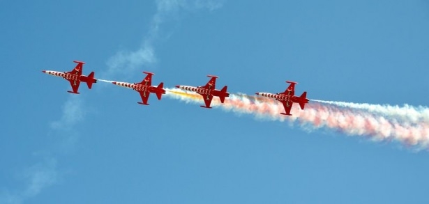 Türk Yıldızlarının gösteri uçuşu nefes kesti 20