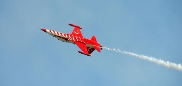 Türk Yıldızlarının gösteri uçuşu nefes kesti 21