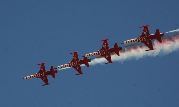 Türk Yıldızlarının gösteri uçuşu nefes kesti 5