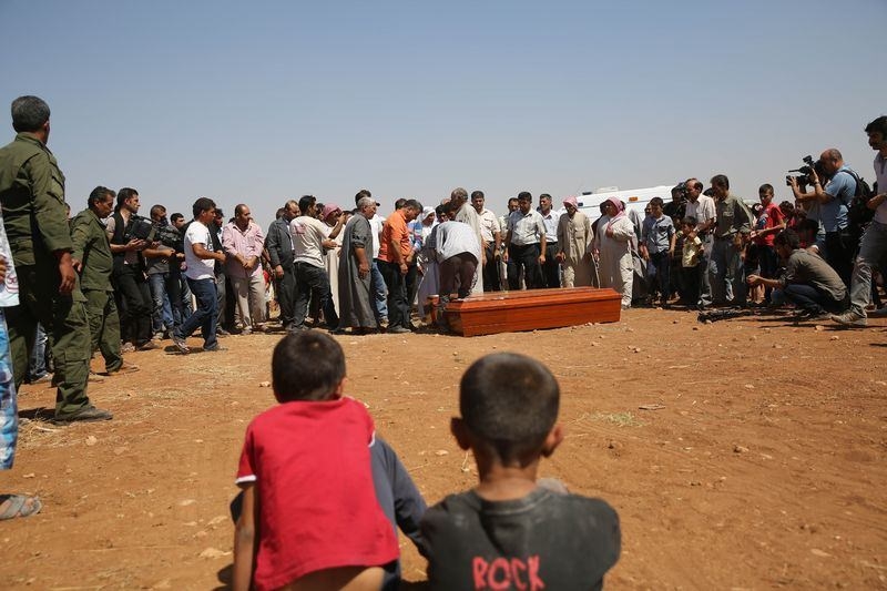 Minik Aylan, gözyaşlarıyla toprağa verildi 12