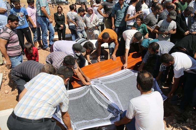 Minik Aylan, gözyaşlarıyla toprağa verildi 16