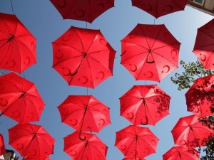 Ay yıldızlı şemsiyeler sokakları süsledi