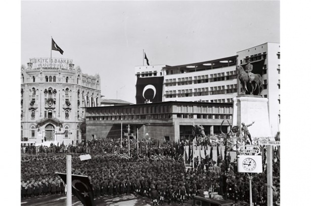 Cumhuriyetin 10. yılı kutlamaları ilk kez yayınlandı 5