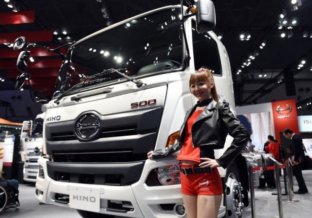 Devlerden gövde gösterisi 106