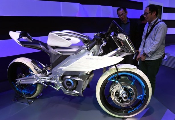 Devlerden gövde gösterisi 107