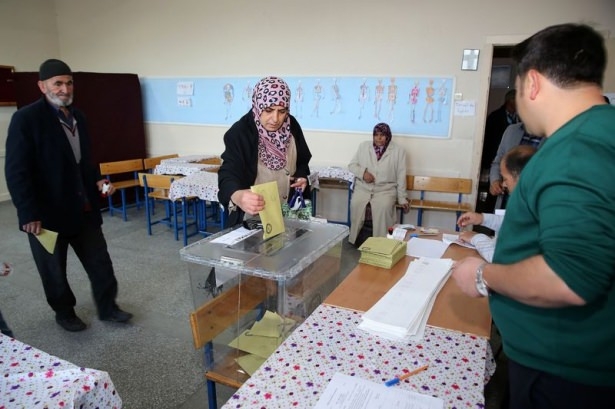 Türkiye sandık başında! İşte ilk kareler 33