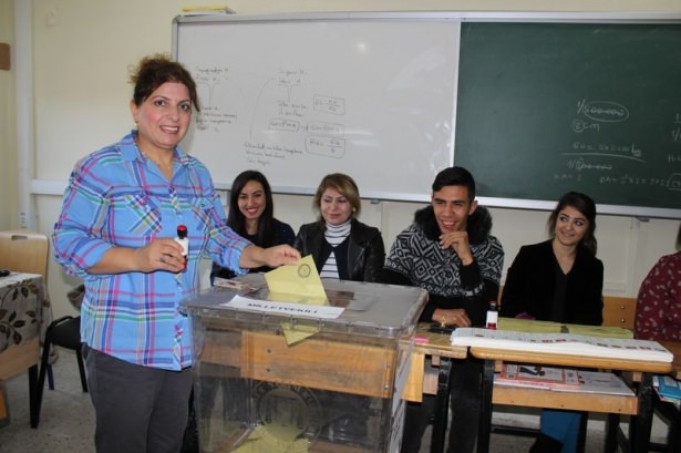 Türkiye sandık başında! İşte ilk kareler 53