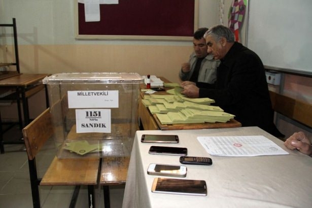 Türkiye sandık başında! İşte ilk kareler 64