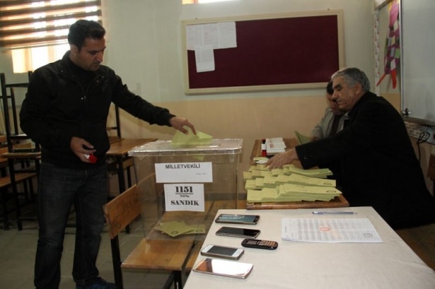 Türkiye sandık başında! İşte ilk kareler 65