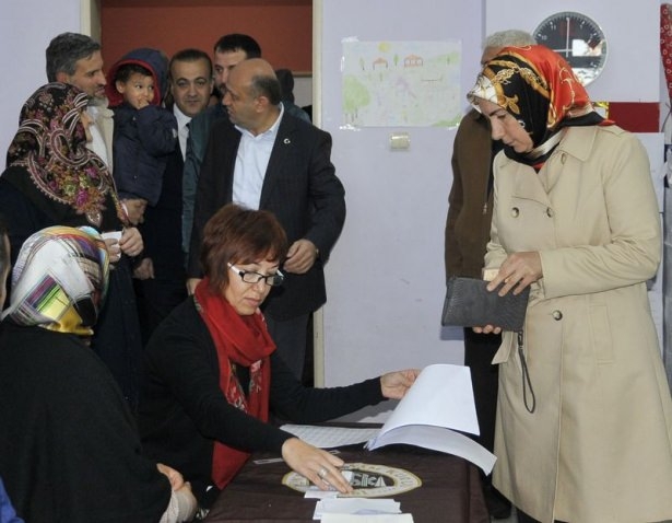 Siyasiler sandık başında 13