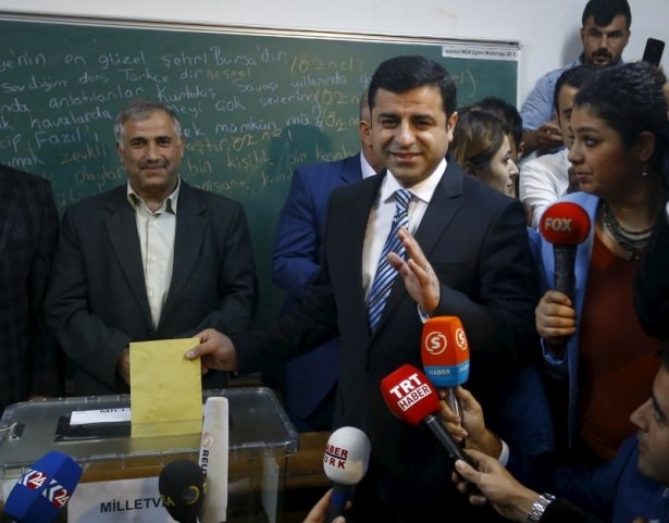 Siyasiler sandık başında 16