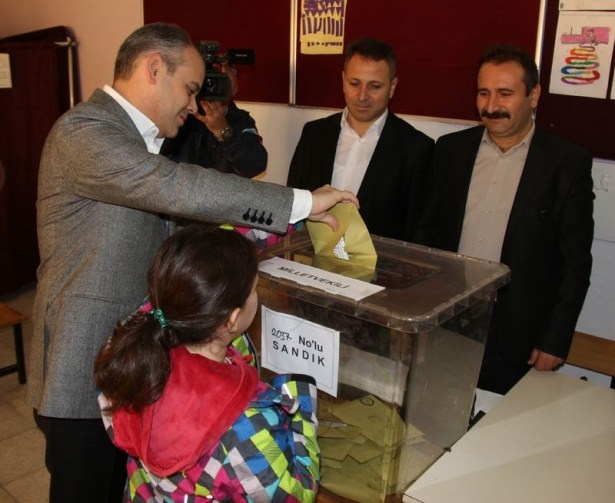 Siyasiler sandık başında 25