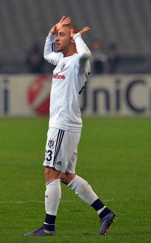 Cenk Kartal'ı uçurdu 1