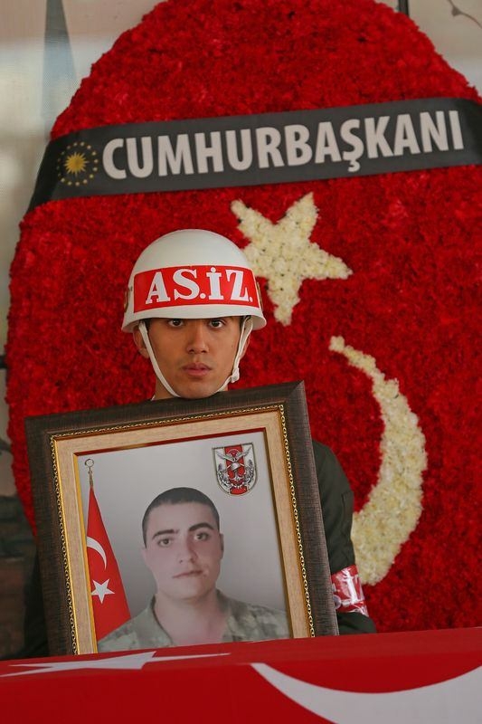 Şehitler gözyaşlarıyla son yolculuğuna uğurlandı 57