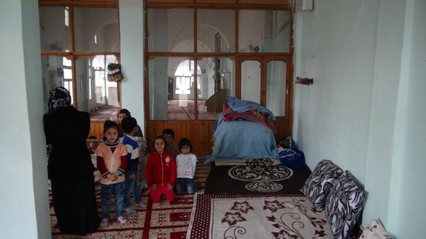 Cizre’de çatışmalar sürüyor, bazı aileler camiye sığındı 4