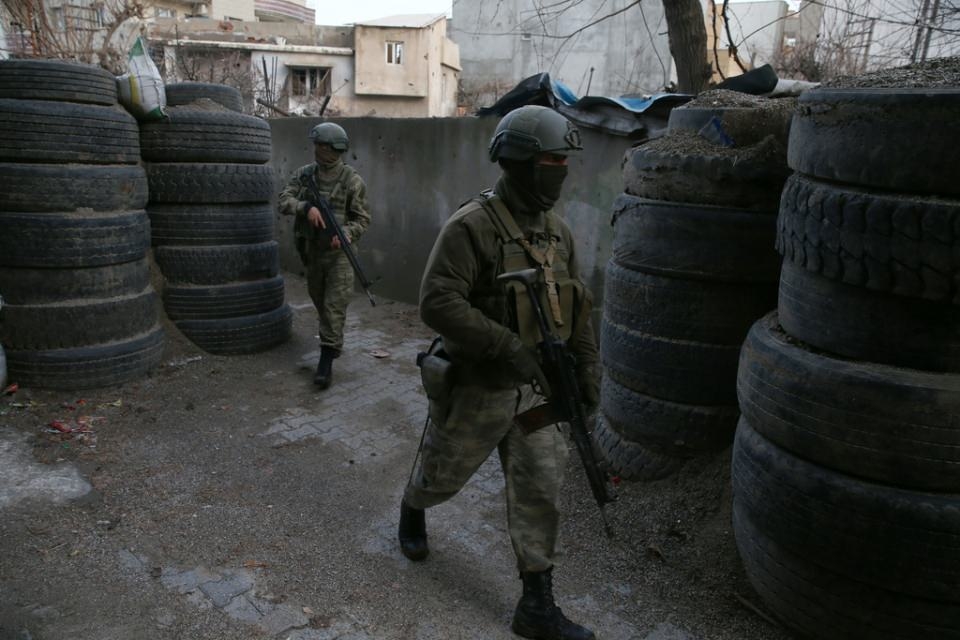Cizre'de PKK'nın inlerine operasyon 76