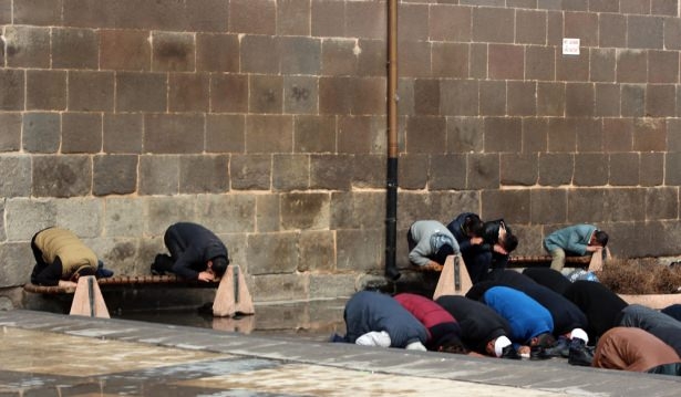 İbadet aşkı engel tanımaz! 4