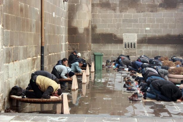 İbadet aşkı engel tanımaz! 7