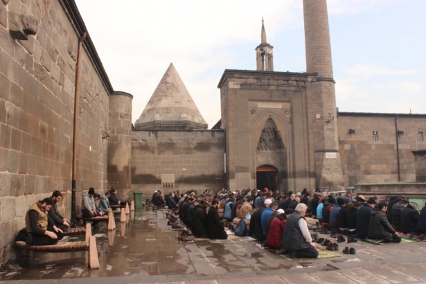 İbadet aşkı engel tanımaz! 8