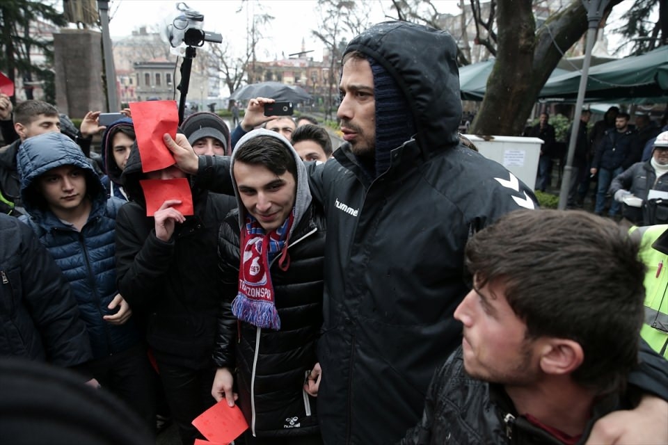 Trabzon'da kırmızı kartlı protesto 12