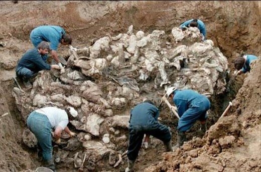 Srebrenitsa katliamının korkunç fotoğrafları 16