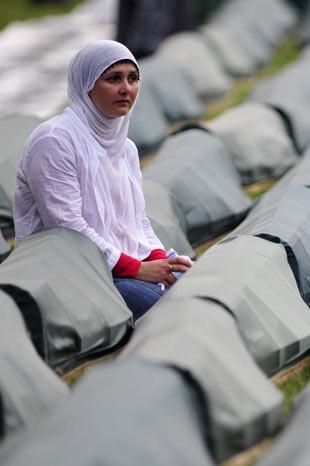 Srebrenitsa katliamının korkunç fotoğrafları 32