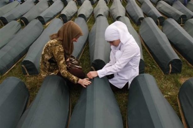 Srebrenitsa katliamının korkunç fotoğrafları 37