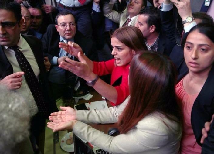 Dokunulmazlık görüşmelerinde kavga çıktı 9