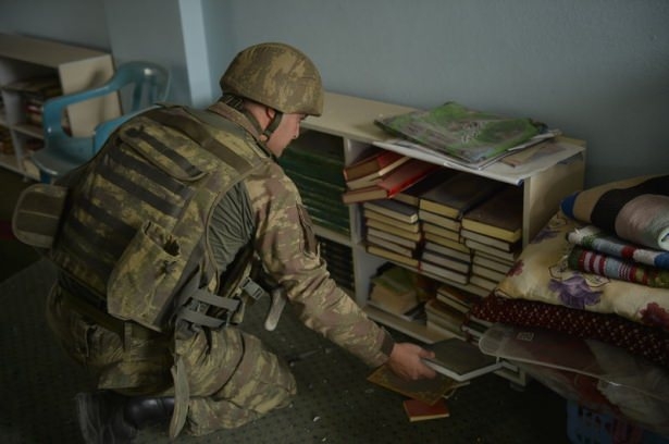 PKK'lı teröristler cami ve okulu yakıp yıktı! 11