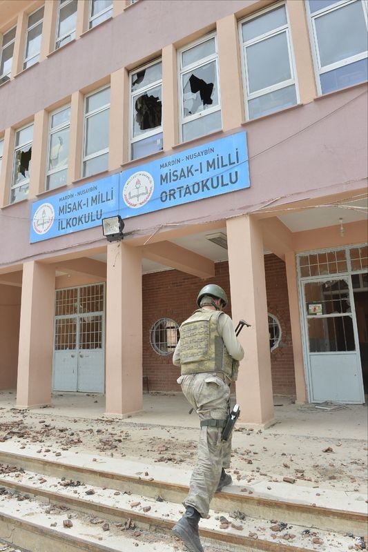 PKK'lı teröristler cami ve okulu yakıp yıktı! 8