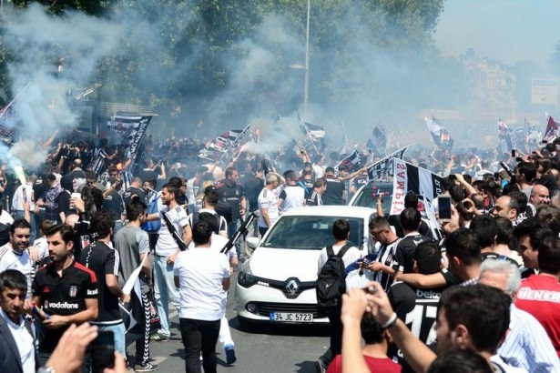 Beşiktaş taraftarı kutlamalara erken başladı 1