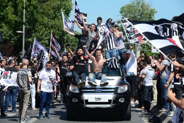 Beşiktaş taraftarı kutlamalara erken başladı 11