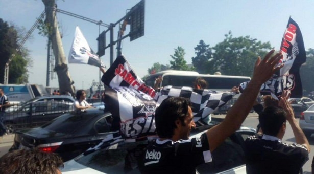 Beşiktaş taraftarı kutlamalara erken başladı 22