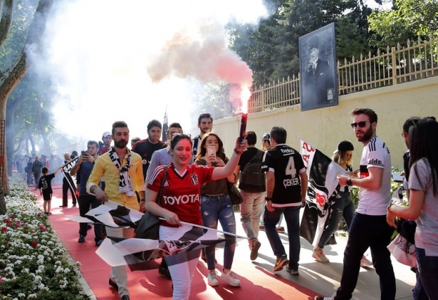 Beşiktaş taraftarı kutlamalara erken başladı 36