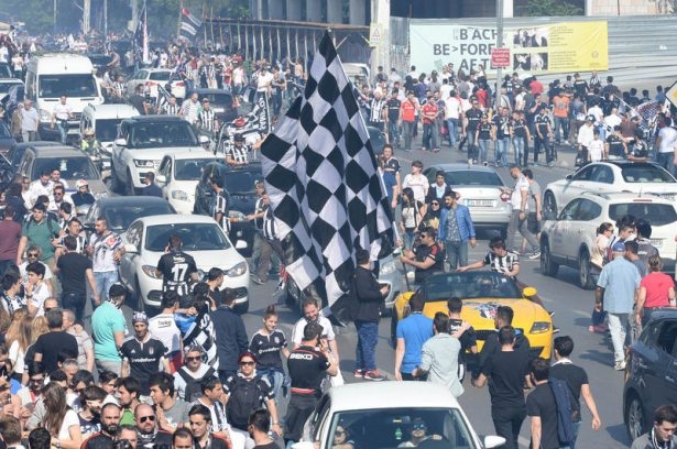 Beşiktaş taraftarı kutlamalara erken başladı 41