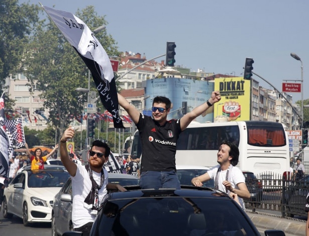 Beşiktaş taraftarı kutlamalara erken başladı 42