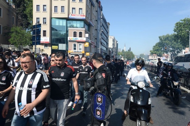 Beşiktaş taraftarı kutlamalara erken başladı 43
