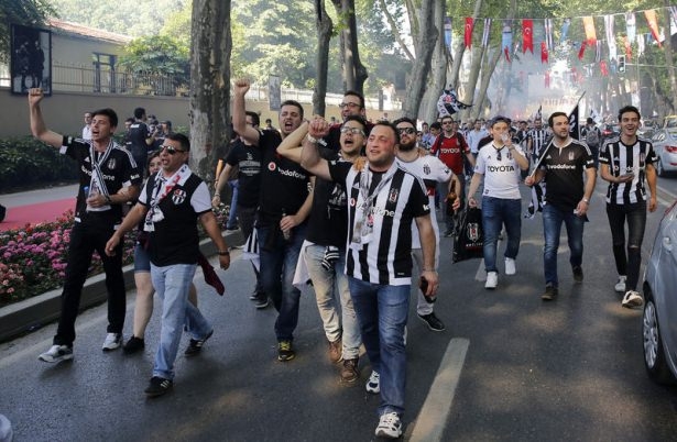 Beşiktaş taraftarı kutlamalara erken başladı 44